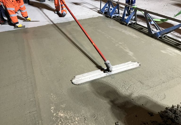Glattstreichung von frischem Beton.